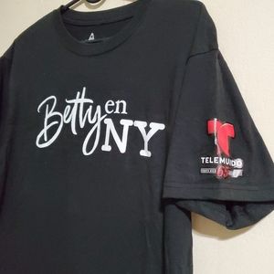 Betty en NY Tshirt Telemundo 65 Anniversary